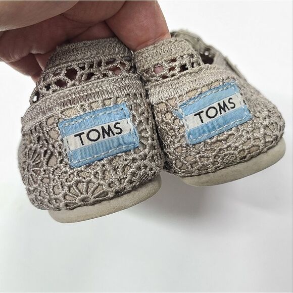 Toms Shoes Womens 6.5 Tan Crochet Lace Slip On Flats Alpargata - Picture 4 of 6